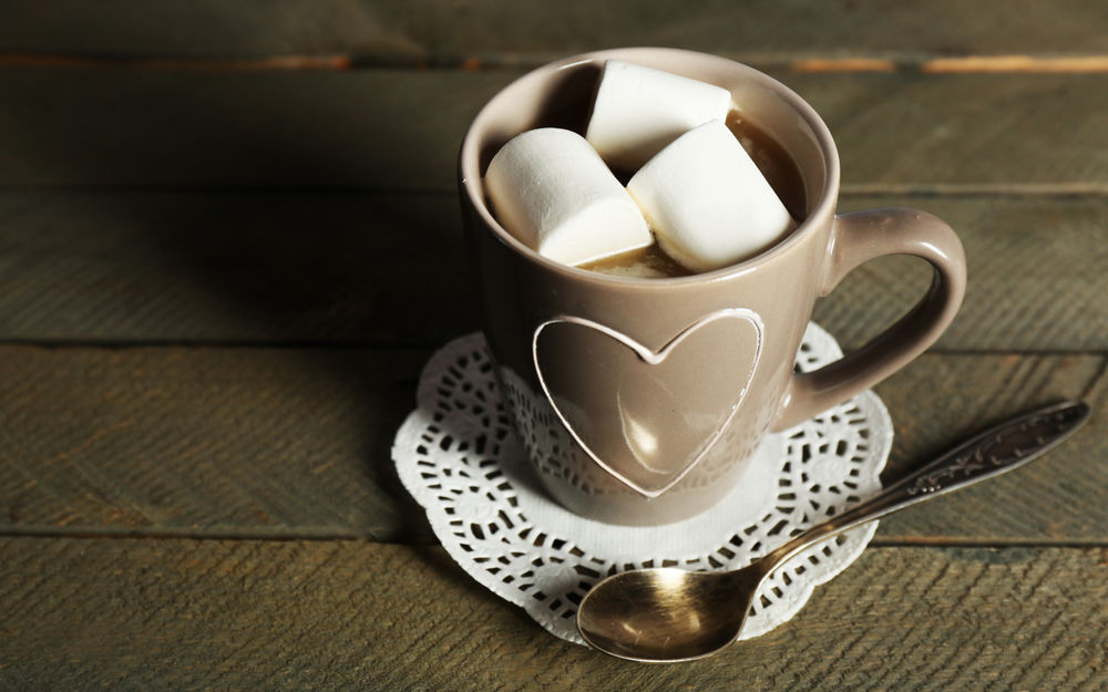 Обои для рабочего стола Чашка какао, украшенного маршмеллоу, стоит на кружевной салфетке на деревянном столе
