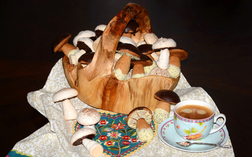 Обои для рабочего стола Чашка кофе рядом с корзинкой печенья в форме грибов