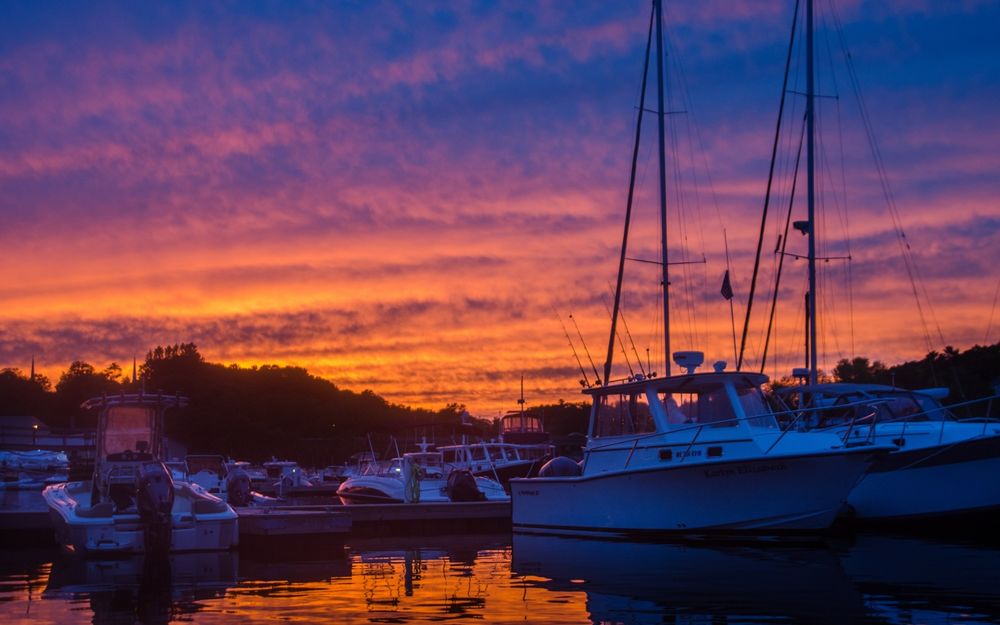 Обои для рабочего стола Яхты в доке на фоне яркого закатного неба, фотограф Zane Muir