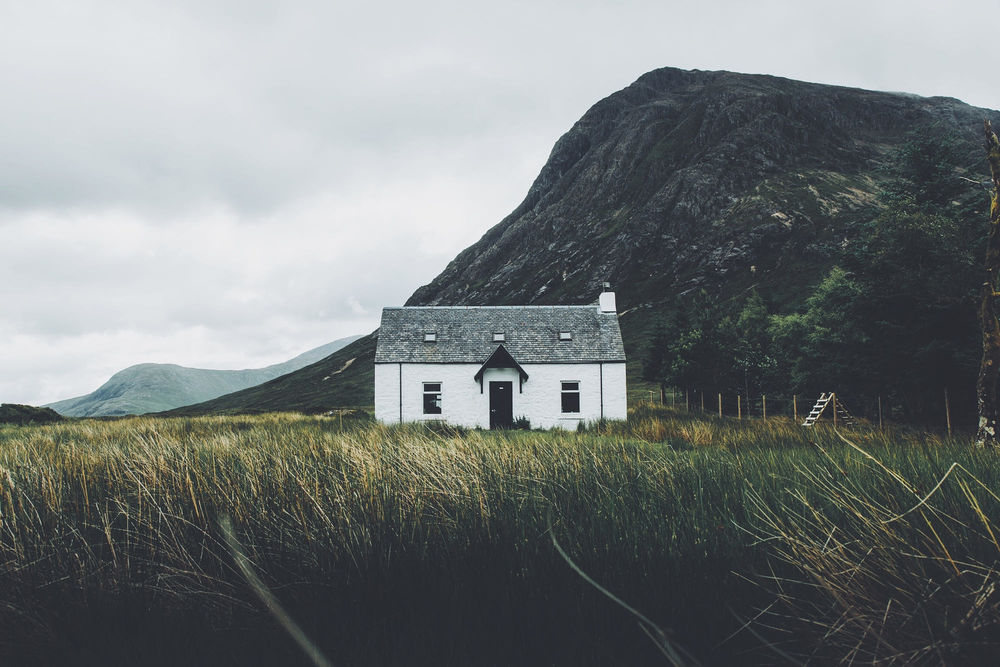Обои для рабочего стола Домик на фоне горы, фотограф Daniel Casson