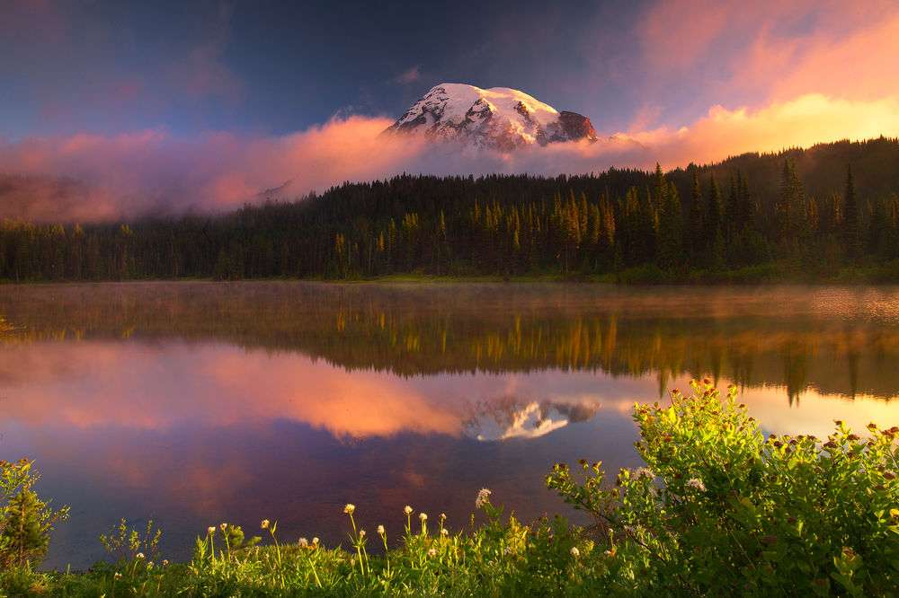 Обои для рабочего стола Отражение горы Rainier / Ренье и леса в озере на восходе, фотограф Kevin McNeal