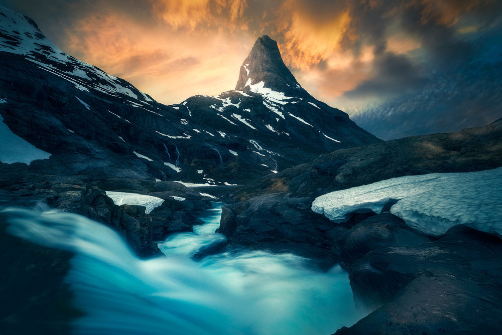 Обои для рабочего стола Гора Bispen in Romsdalen, Norway / Bispen в Ромсдален, Норвегия, фотограф Ole Henrik Skjelstad