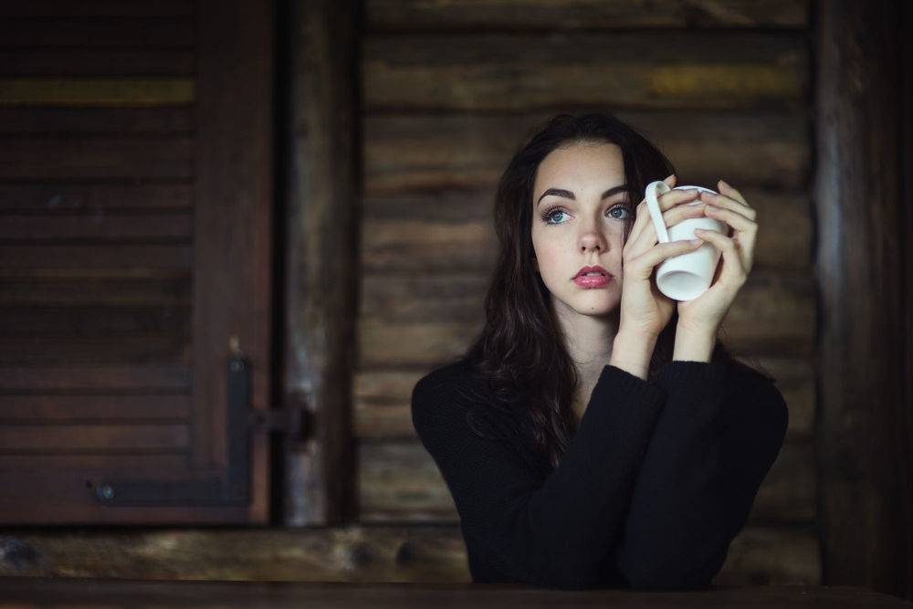 Обои для рабочего стола Девушка с чашкой в руках, фотограф Florian Weiler