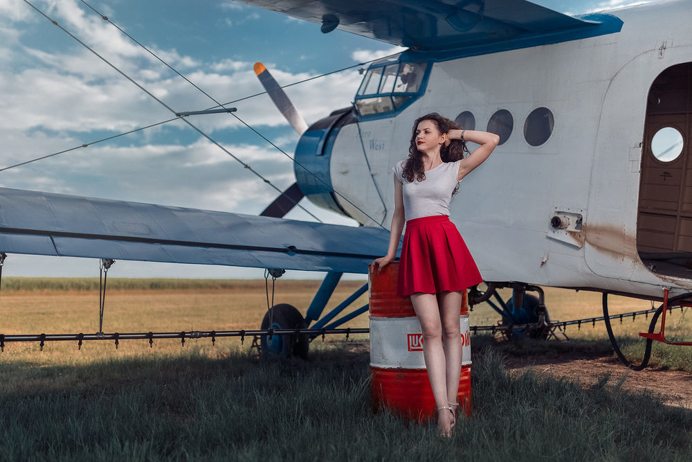 Обои для рабочего стола Девушка Madalina стоит у самолета, фотограф Andrea Carretta