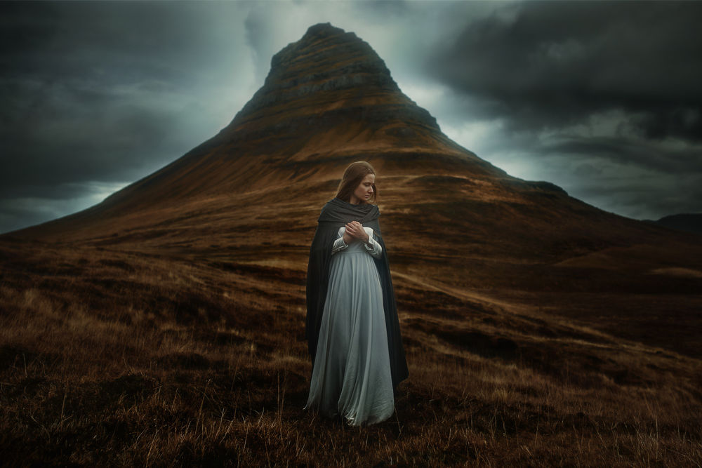 Обои для рабочего стола Девушка стоит на фоне горы, фотограф TJ Drysdale
