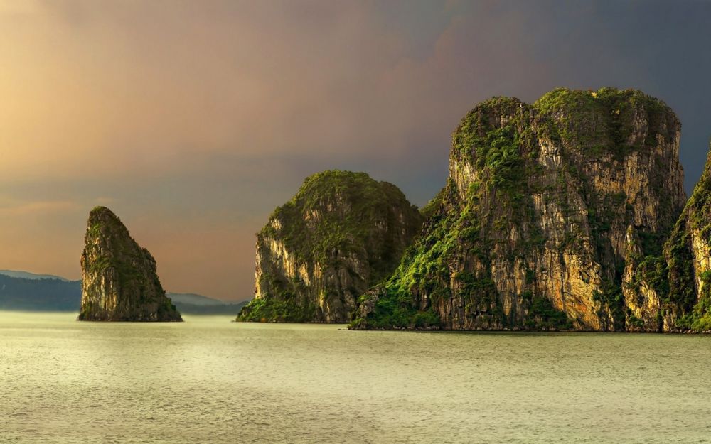 Обои для рабочего стола Панорама Halong Bay, Vietnam / Халонг, Вьетнам, бухта находится в Тонкинском заливе Южно-китайского моря, фотограф Julvar