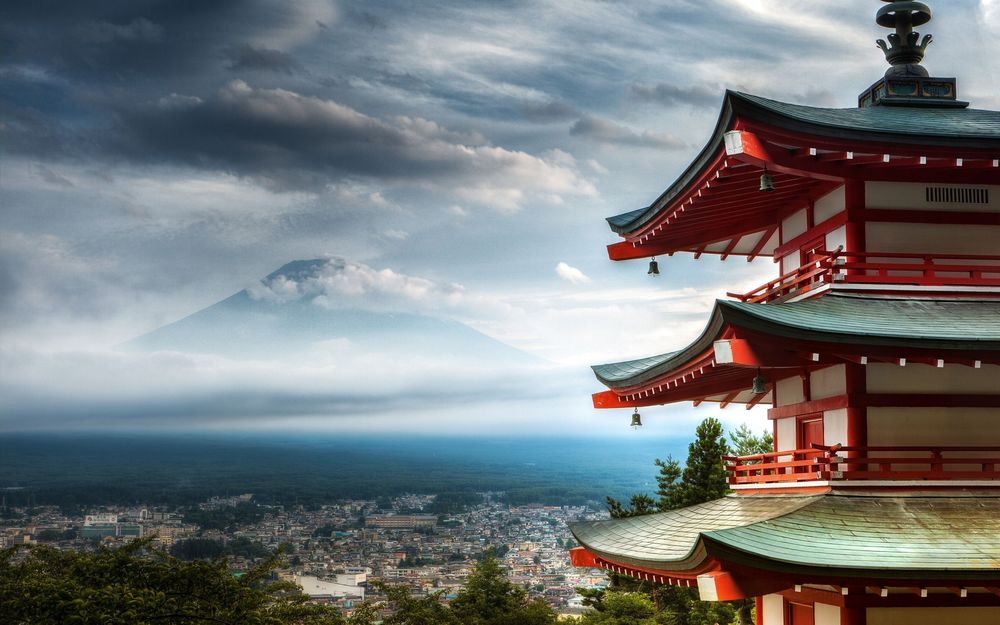 Обои для рабочего стола Пагода храма Сэнсо- дзи / Senso-ji на фоне города Токио / Tokyo и вулкана Фудзияма, Япония / Japan