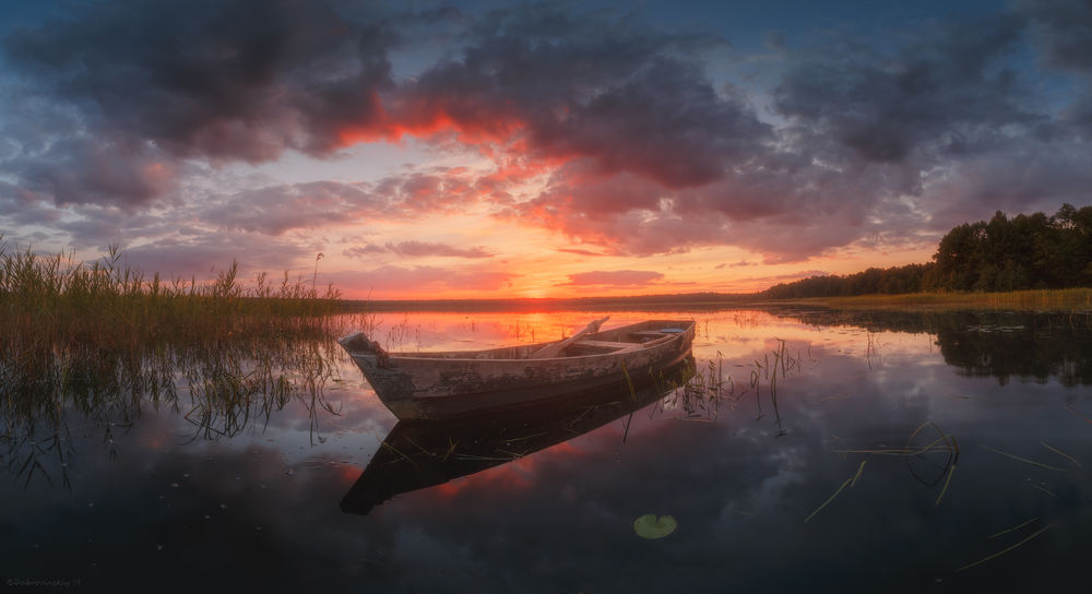 Обои для рабочего стола Закат на Воймежном, дрейфующая лодка на воде. Фотограф Михаил Дубровинский