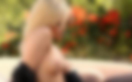 Обои на рабочий стол Американская модель Alexis Texas позирует полуголой на природе