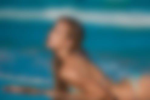 Обои для рабочего стола Девушка в купальнике лежит у воды, фотограф Mark Crislip