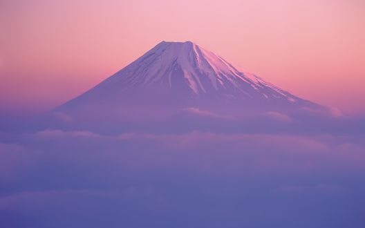 Обои на рабочий стол Вулкан Фудзияма / Fujiyama, Япония / Japan в рассветных лучах