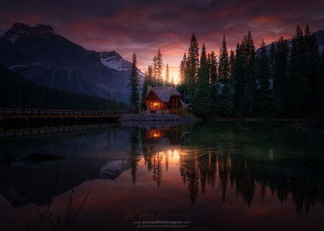 Обои на рабочий стол Домик у изумрудного озера в ночи, в Yoho National Park, British Columbia, Canada / Национальном парке Йохо, Британская Колумбия, Канада, фотограф Juan Pablo de Miguel