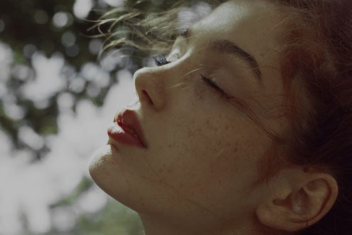 Обои на рабочий стол Девушка с закрытыми глазами, фотограф Marta Bevacqua