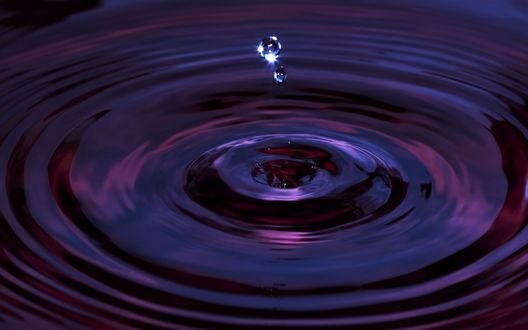Обои на рабочий стол Вода фиолетового цвета с каплей