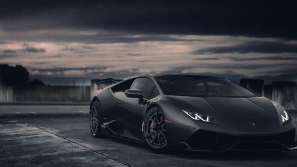 Обои на рабочий стол Lamborghini Aventador под пасмурным небом
