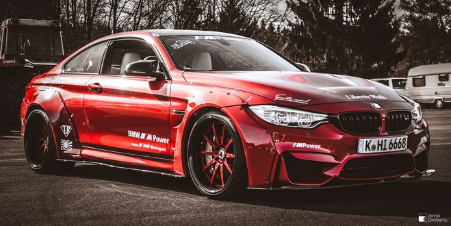 Обои на рабочий стол Красный BMW M4 Coupe на парковке, by Jannik Grobelny