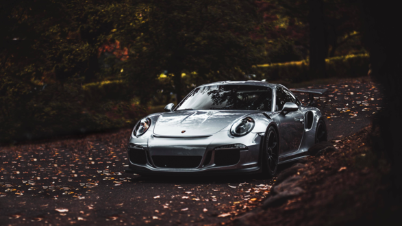 Обои на рабочий стол Porshe 911 GT3 на дорожке в парке