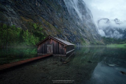 Обои на рабочий стол Деревянный домик на воде у горы, фотограф Juan Pablo de Miguel