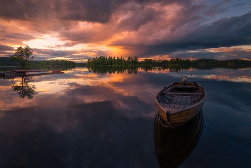 Обои на рабочий стол Лодка на озере Ringerike, Norway / Рингерике, Норвегия, фотограф Ole Henrik Skjelstad