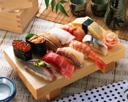 Обои на рабочий стол Японская кухня: ассорти из суши маринованный имбирь и красная икра на деревянной подставке