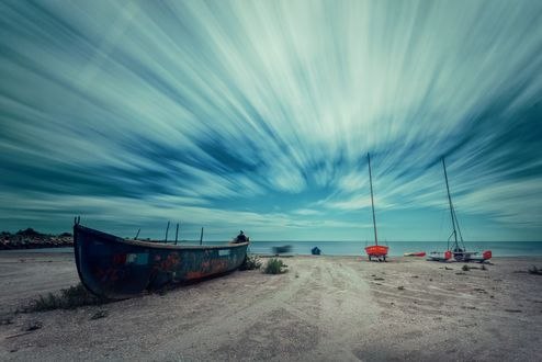Обои на рабочий стол Лодки на берегу, фотограф Caras Ionut