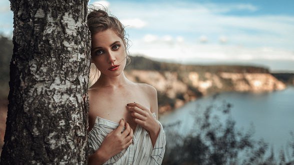 Обои на рабочий стол Модель Ксения стоит у дерева, фотограф Георгий Чернядьев