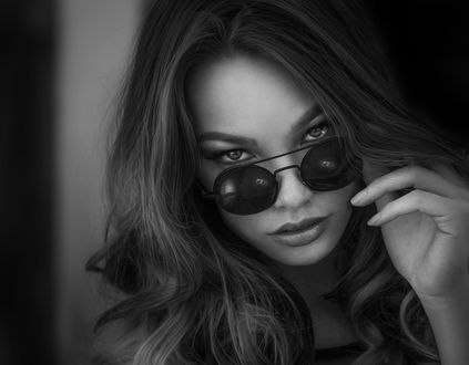 Обои на рабочий стол Портрет девушки в очках, фотограф Joachim Bergauer