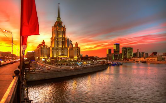 Обои на рабочий стол Гостиница Рэдиссон Ройал на фоне заката, Москва, Россия