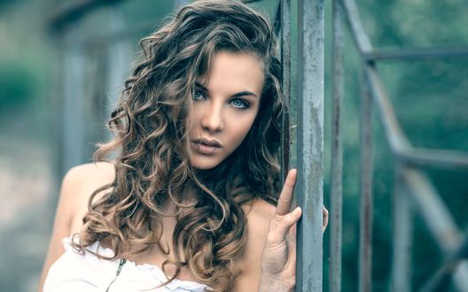 Обои на рабочий стол Модель Carmela возле забора, фотограф Alessandro Di Cicco