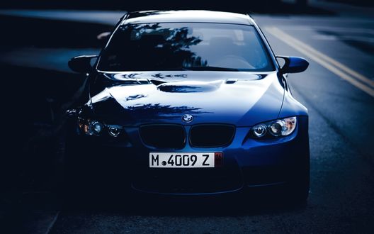 Обои на рабочий стол BMW на дороге в полумраке