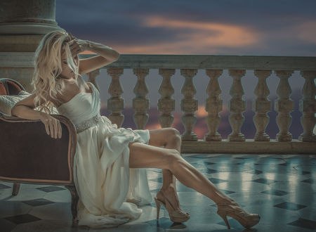 Обои на рабочий стол Девушка - блондинка сидит на террасе, фотограф Alessandro Pampolini