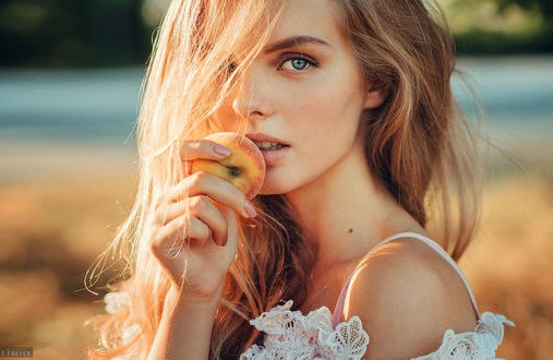 Обои на рабочий стол Модель Таня с персиком в руке, фотограф Evgeny Freyer