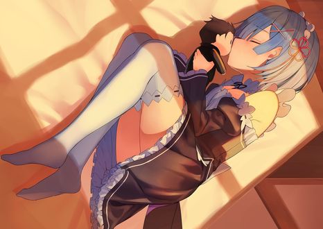 Обои на рабочий стол Рем / Rem спит с игрушечным Subaru Natsuki / Субару Нацуки в руках из аниме Re: Жизнь в альтернативном мире с нуля / Re: Zero kara Hajimeru Isekai Seikatsu, art by Kazuma Tanaka