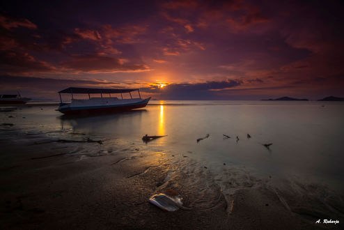Обои на рабочий стол Закат на Pede Beach, Labuan Bajo, Flores, East Nusa Tenggara, Indonesia / Pede Бич, Лабуан Баджо, Флорес, Восточные Малые Зондские острова, фотограф Anton Raharja