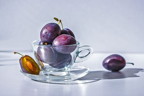 Обои на рабочий стол Сливы в чашке и на столе, by NellyGraceNG