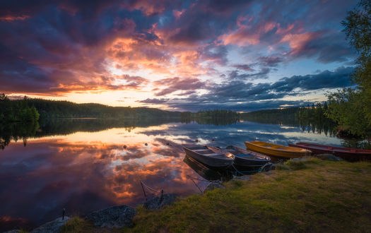 Обои на рабочий стол Причаленные лодки на озере Ringerike, Norway / Ringerike, Норвегия во время заката, фотограф Ole Henrik Skjelstad