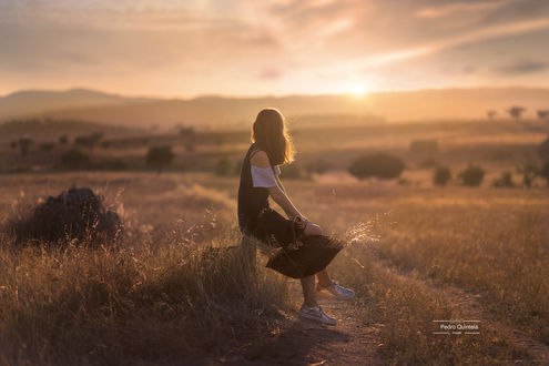 Обои на рабочий стол Девушка с корзиной сидит у дороги в поле, фотограф Pedro Quintela