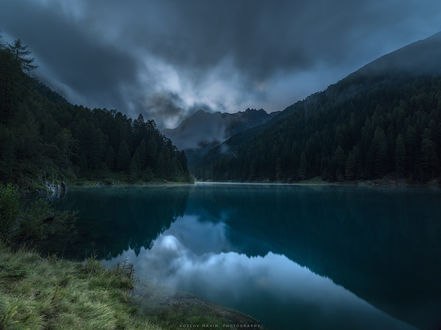 Обои на рабочий стол Озеро в тумане, закат солнца. Фотограф Maxim K