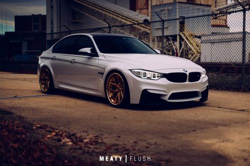 Обои на рабочий стол Bmw m3 возле здания