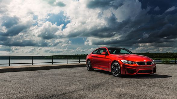 Обои на рабочий стол Красный Bmw m4 стоит на парковке