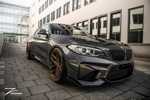 Обои на рабочий стол Bmw m4 у здания