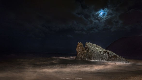 Обои на рабочий стол Облачное ночное небо над морем, фотограф Maxim Kozlov