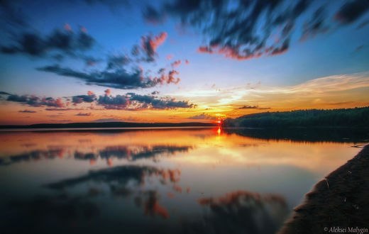 Обои на рабочий стол Отражение вечерней красоты на воде, фотограф Aleksei Malygin