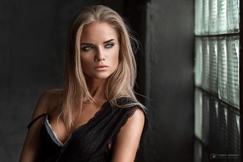 Обои на рабочий стол Девушка Светлана стоит в комнате. Фотограф Евгений Маркалев