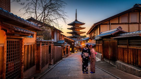 Обои на рабочий стол Две гейши в кимоно стоят на старой улочке Киото / Kyoto с видом на пагоду, Япония / Japan