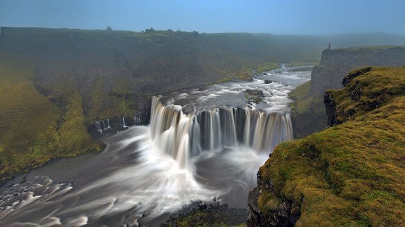 Обои на рабочий стол Водопад в реке Hоlmsа / Хольмса, расположен на юге Iceland / Исландии, фотограф Wim denijs