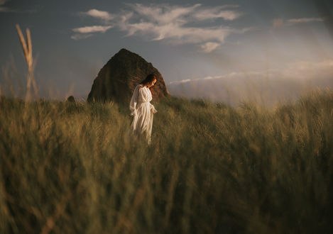 Обои на рабочий стол Девушка стоит в зеленом поле, фотограф Nathaniel Merz