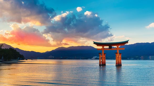 Обои на рабочий стол Красные ворота Тории стоят в воде, Japan / Япония, автор Sean Pavone