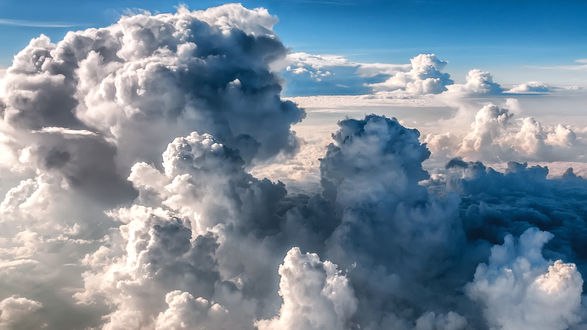 Обои на рабочий стол Облака в ясном небе