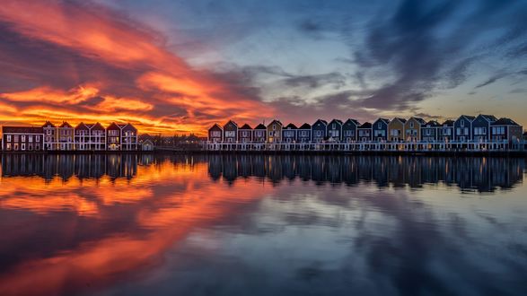 Обои на рабочий стол Дома у реки под вечерним небом, Houten / Хаутен, Netherlands / Нидерланды, фотограф Mario Calma